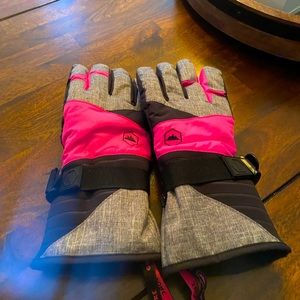 Women’s Brand New Ski Gloves.